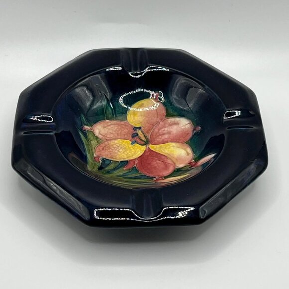 Moorcroft, circa 1930’s - Cobalt blue, pink and yellow Hibiscus Ashtray - Picture 2 of 5